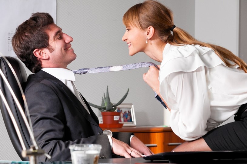 Europejczycy mają lżejszy stosunek do romansów w pracy /123RF/PICSEL