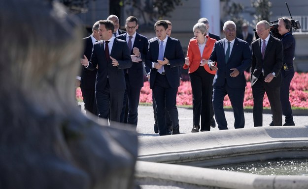 Europejscy przywódcy ustawiający się do wspólnego zdjęcia /CHRISTIAN BRUNA /PAP/EPA
