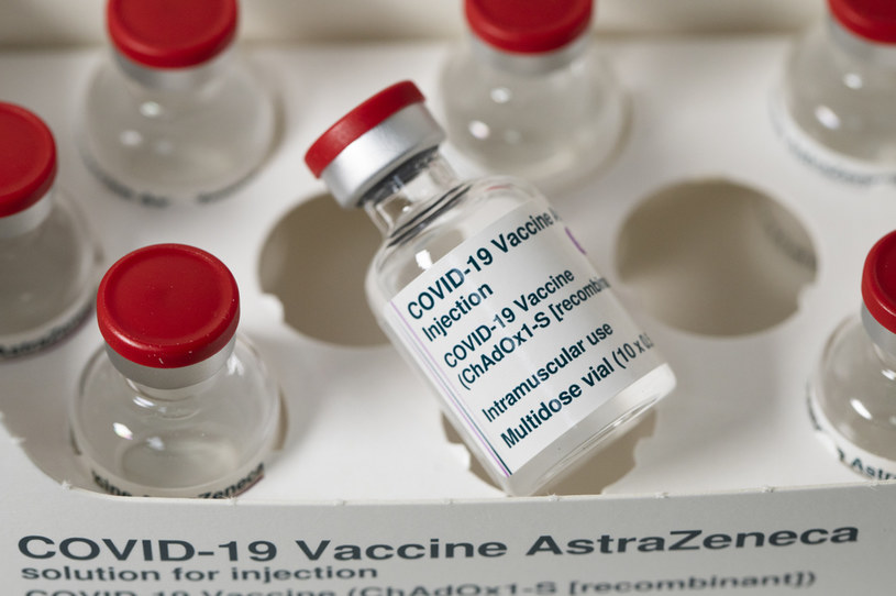 Europejska Agencja Leków (EMA) nie znalazła jeszcze żadnych dowodów, że przypadki zakrzepów krwi były spowodowane szczepieniem preparatem AstraZeneca /Dan Kitwood /Getty Images