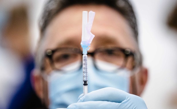 Europejska Agencja Leków ocenia kolejną szczepionkę. Rada Medyczna zmieniła rekomendację ws. szczepionki firmy AstraZeneca [RAPORT]