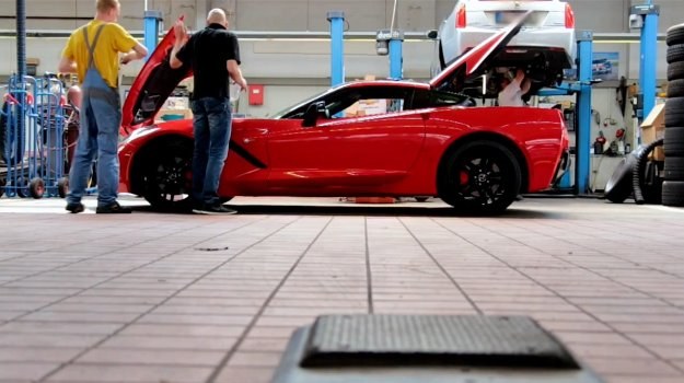 Europejska wersja Corvette Stingray otrzyma zawieszenie o zmodyfikowanych nastawach. /Chevrolet