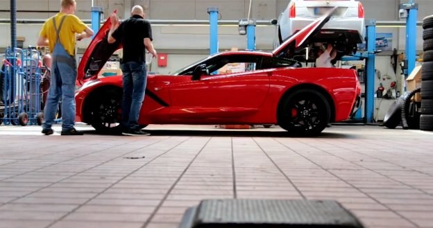 Europejska wersja Corvette Stingray otrzyma zawieszenie o zmodyfikowanych nastawach. /Chevrolet