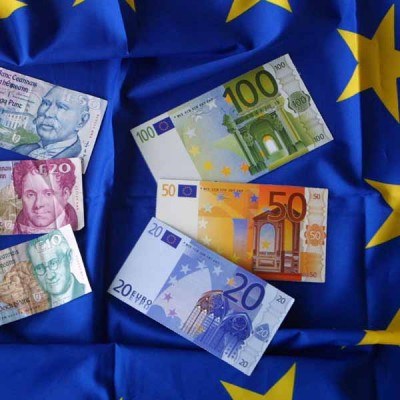 Europejski Bank Centralny powinien kupować waluty krajów środkowo-wschodniej /AFP