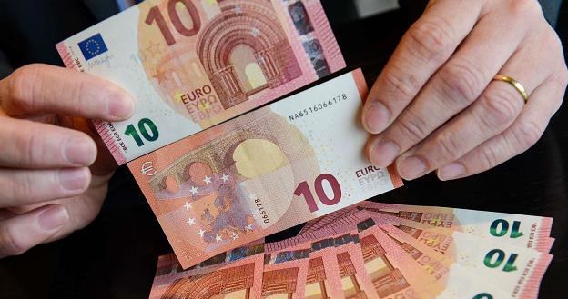 Europejski Bank Centralny wprowadza od dziś do obiegu nowe banknoty o nominale 10 euro /AFP