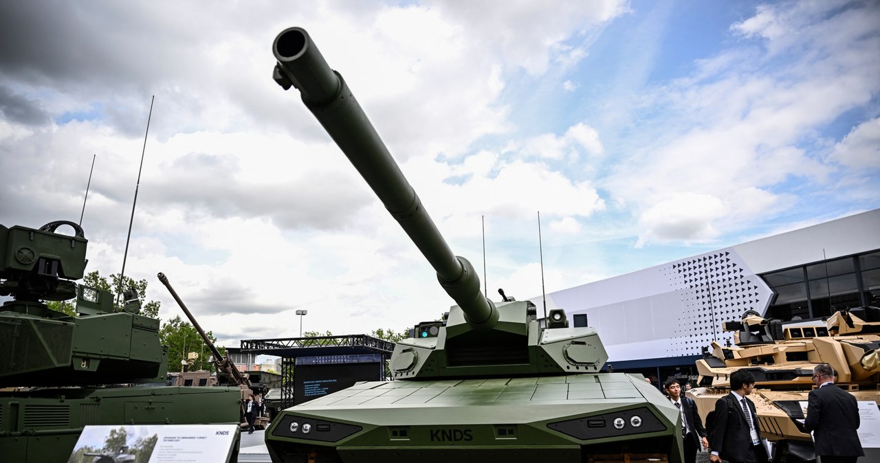 Europejski przemysł zbrojeniowy stawia na doświadczenia z Ukrainy /JULIEN DE ROSA / AFP /AFP