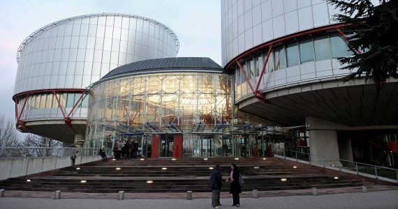 Europejski Trybunał Praw Człowieka w Strasburgu /Christophe Karaba /PAP/EPA