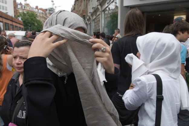 Europejski Trybunał Praw Człowieka zatwierdził zakaz noszenia w miejscach publicznych w Belgii ubioru zakrywającego twarz. /PAP/ALAMY/Homer W Sykes / Alamy Stock Photo /PAP