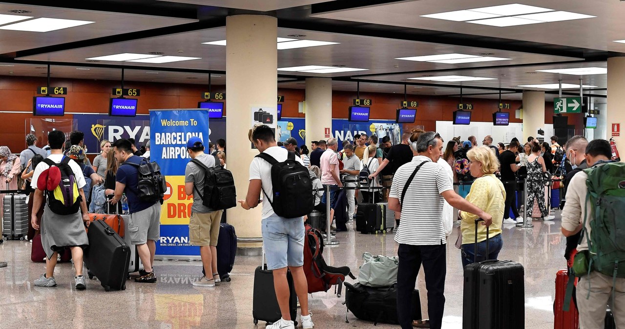 Europejskie lotniska nie mają wystarczającej liczby pracowników, aby poradzić sobie z gwałtownym wzrostem liczby podróży po pandemii /PAU BARRENA  /AFP