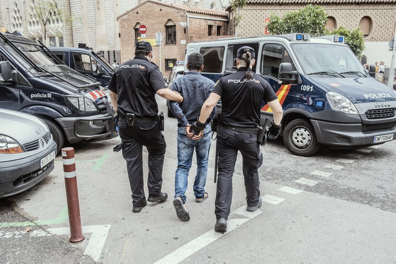 Europejskie miasta zmagają się z plagą kieszonkowców. Na zdj. aresztowanie jednego ze złodziei w Barcelonie /AFP