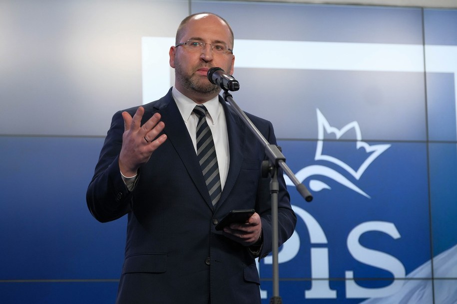 Europoseł Adam Bielan podczas konferencji senatora Marka Pęka /Mateusz Marek /PAP