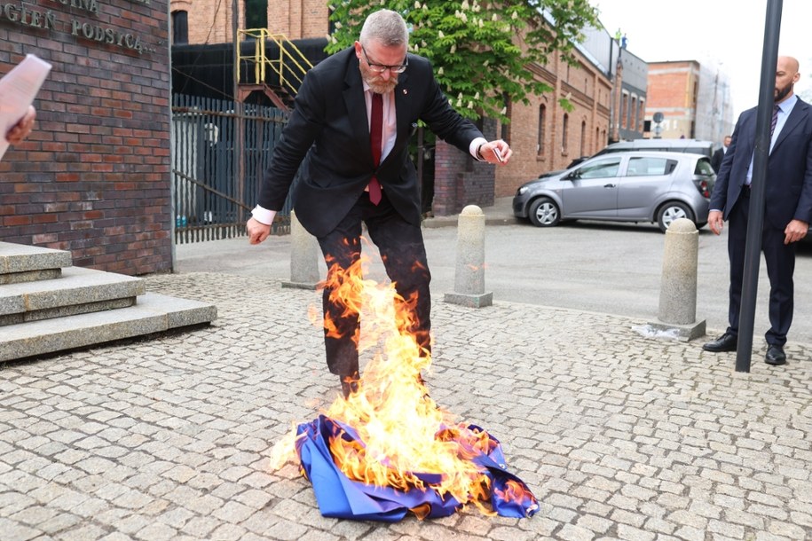 Europoseł Grzegorz Braun pali flagę Unii Europejskiej w Katowicach, 6 maja 2025 roku – lider Konfederacji Korony Polskiej kandydował wtedy w wyborach prezydenckich /Michał Meissner /PAP