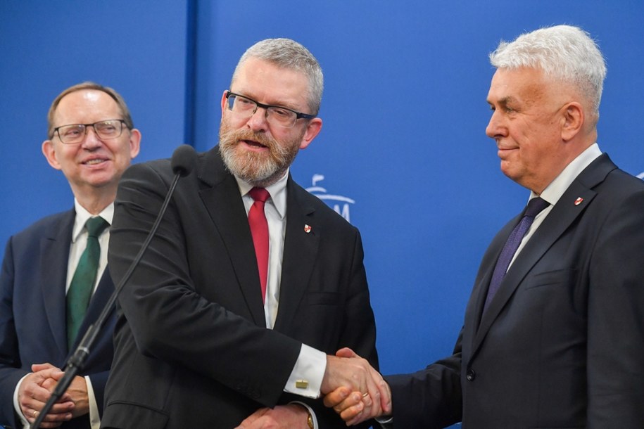 Europoseł Grzegorz Braun (w środku) oraz posłowie Roman Fritz (z lewej) i Sławomir Zawiślak (z prawej) podczas konferencji prasowej w Sejmie w Warszawie. /Piotr Nowak /PAP