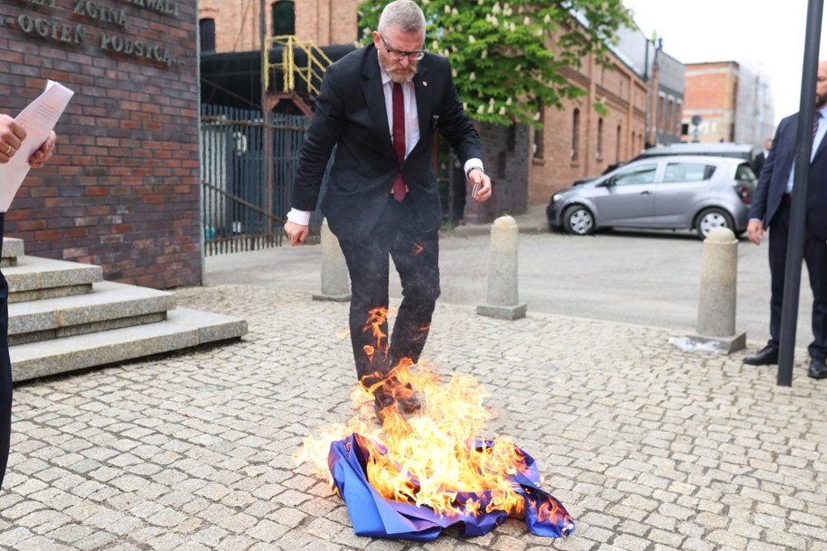 Europoseł, kandydat w na fotel prezydenta RP Grzegorz Braun pali flagę Unii Europejskiej, Katowice, 06.05.2025 /Michał Meissner /PAP