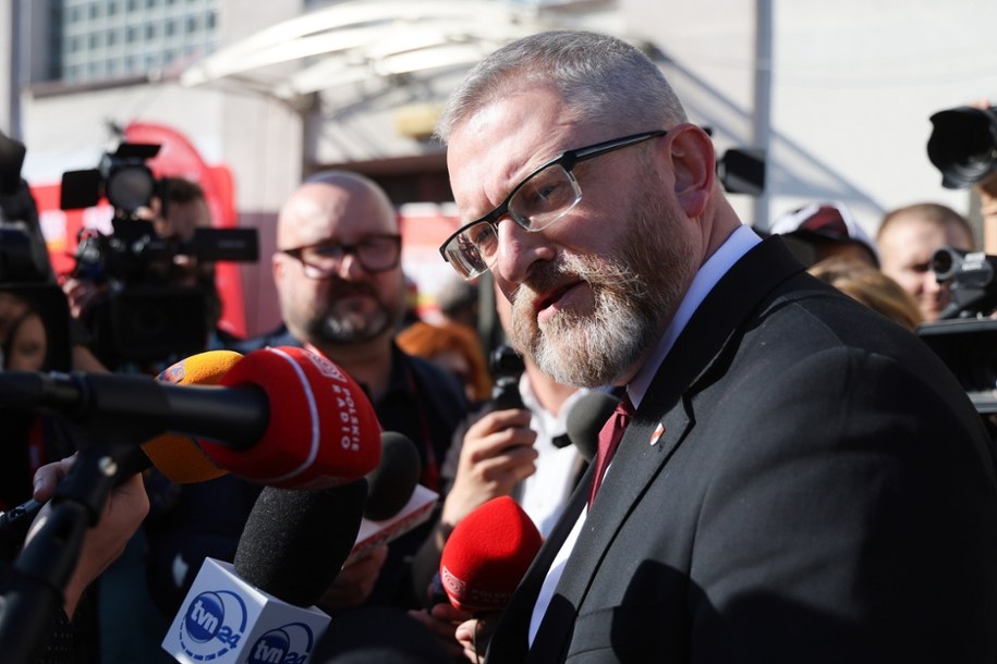 Europoseł, kandydat w zbliżających się wyborach na fotel prezydenta RP Grzegorz Braun w drodze na debatę prezydencką "Super Expressu" /Rafał Guz /PAP