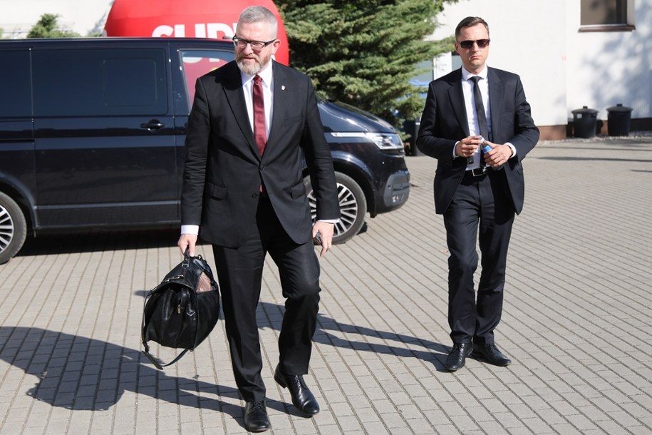 Europoseł, kandydat w zbliżających się wyborach na fotel prezydenta RP Grzegorz Braun (L) w drodze na debatę prezydencką "Super Expressu" /Rafał Guz /PAP