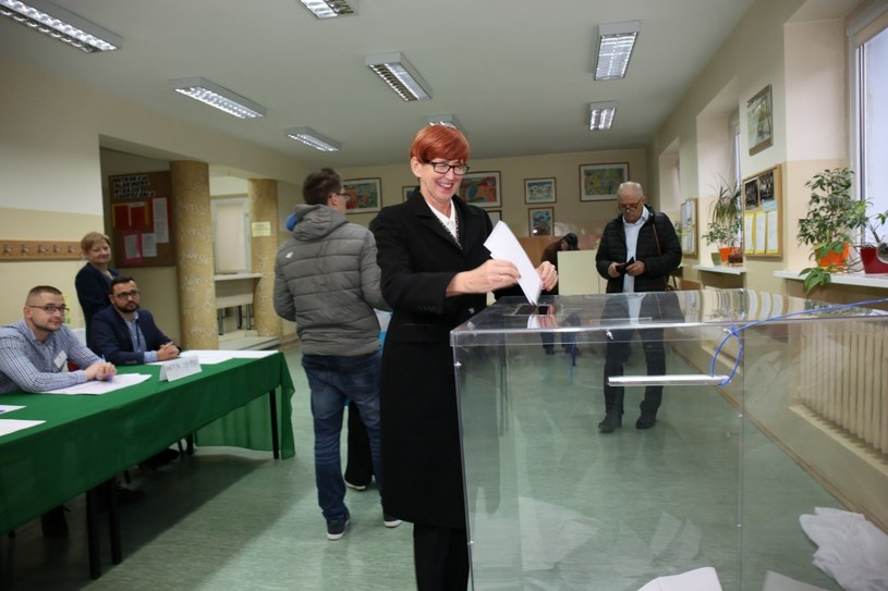 Europoseł PiS Elżbieta Rafalska głosuje w jednym z lokali wyborczych w Gorzowie Wielkopolskim / 	Lech Muszyński    /PAP