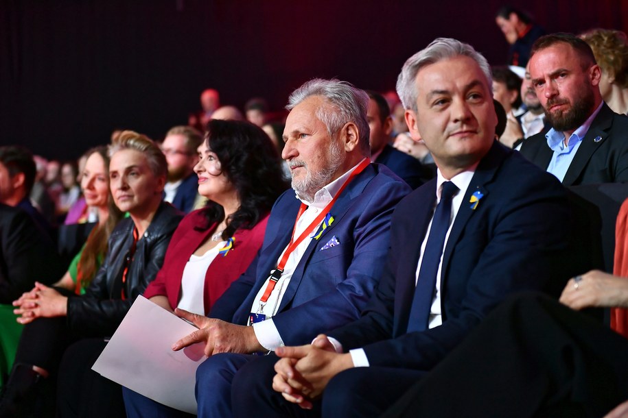 Europoseł Robert Biedroń oraz były prezydent Aleksander Kwaśniewski podczas konferencji europejskiej lewicy „Europa równych szans” we Wrocławskim Centrum Kongresowym / 	Maciej Kulczyński    /PAP