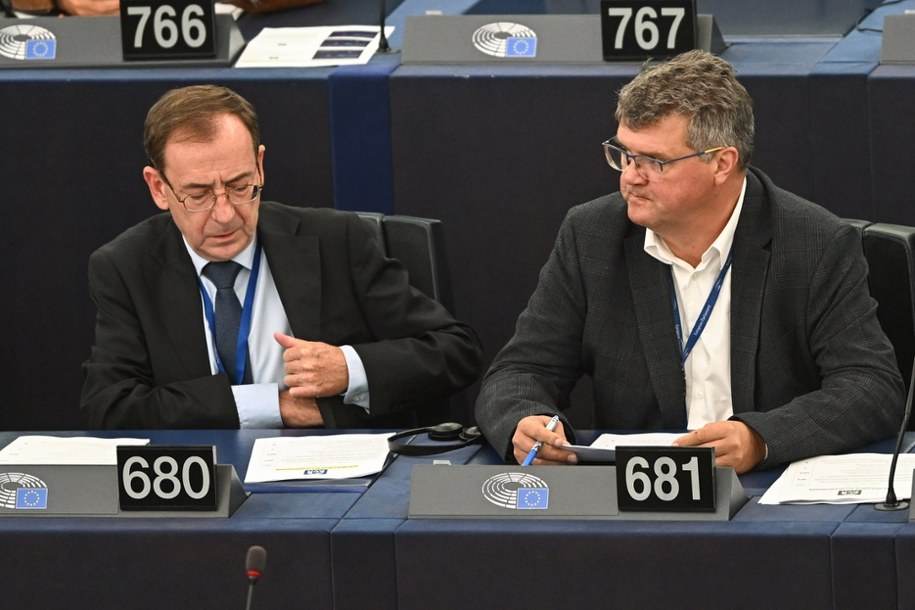 Europosłowie Mariusz Kamiński (L) i Maciej Wąsik (P) na sali obrad Parlamentu Europejskiego w Strasburgu /Radek Pietruszka /PAP