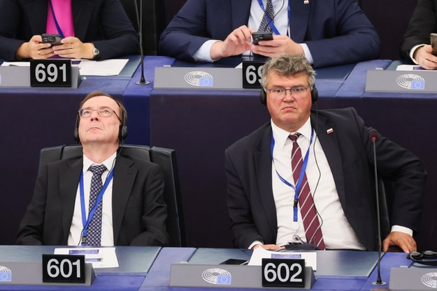 Europosłowie PiS Mariusz Kamiński (L) i Maciej Wąsik w Parlamencie Europejskim w Strasburgu / 	Leszek Szymański    /PAP