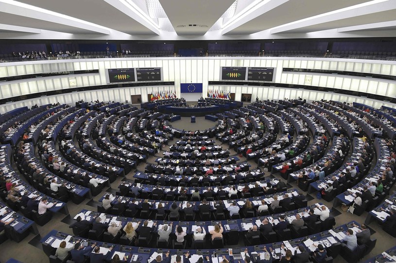 Europosłowie podczas głosowania na sesji plenarnej Parlamentu Europejskiego /AFP
