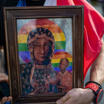Europosłowie żądają usunięcia plakatu z tęczową Matką Boską Częstochowską