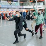 Eurowizja 2021: Rafał Brzozowski już w Rotterdamie po testach na COVID-19. Co za show na lotnisku!