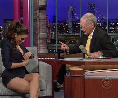 Eva Longoria doskonale wie, jak przyciągnąć uwagę telewidzów. Kiedy była gościem Davida Lettermana w programie "The Late Show", w którym promowała swoją książkę kucharską, przyszła do studia w obcisłej marynarce. Prowadzący program aż zaniemówił, kiedy Longoria przekonująco odegrała scenkę z rozpinającym się guzikiem swej prowokującej kreacji.