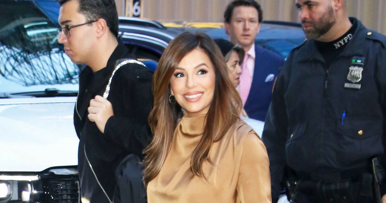 Eva Longoria pokazała, jak można nosić zamszową spódnicę /Cover Images/East News /East News