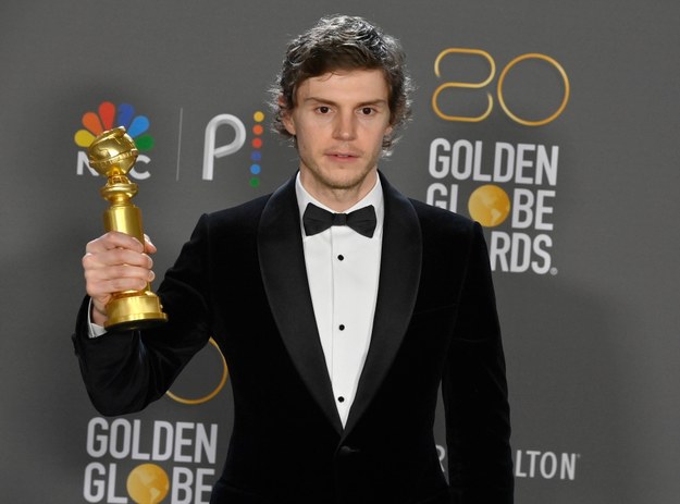 Evan Peters z nagrodą za rolę Jeffreya Dahmera /JIM RUYMEN /PAP/Newscom