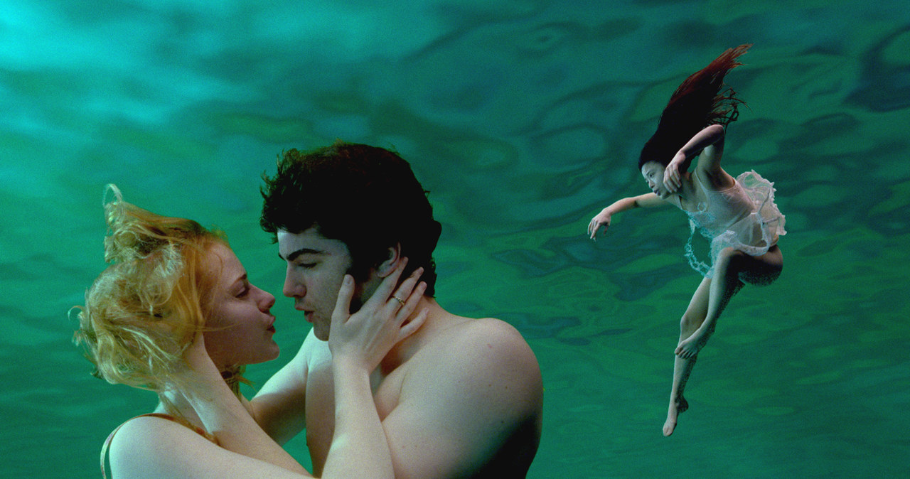 Evan Rachel Wood i Jim Sturgess w filmie "Arcoss the Universe" (2007) /Polsat /materiały prasowe