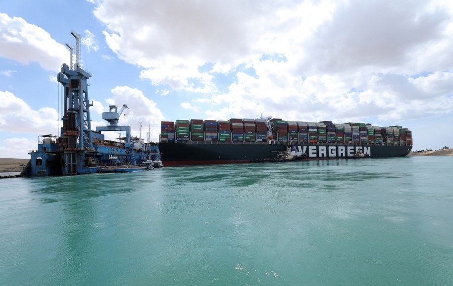 Ever Given jest jedną z największych pływających jednostek towarowych na świecie /SUEZ CANAL AUTHORITY / HANDOUT /PAP