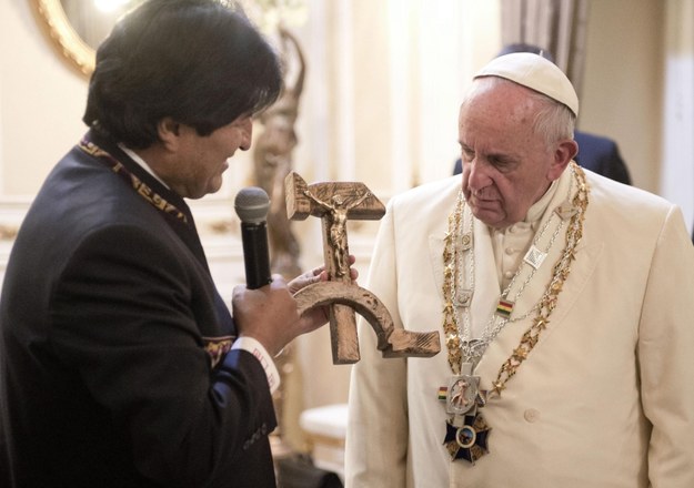 Evo Morales wręcza papieżowi Franciszkowi figurę Chrystusa /OSSERAVATORE ROMANO / HANDOUT /PAP/EPA