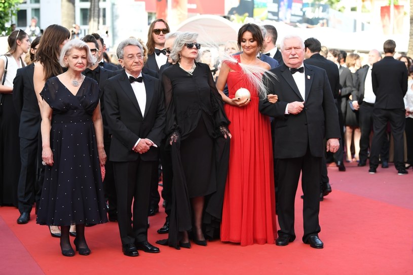 Ewa Braun, Allan Starski, Krystyna Janda i Lech Wałęsa na czerwonym dywanie w Cannes /Pascal de Segretain /Getty Images