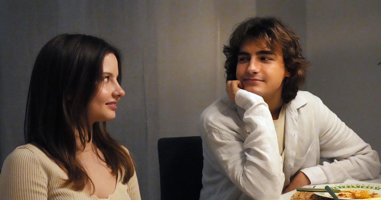 Ewa (Gabriela Ziembicka) zaproponuje Romeowi (Jacek Tyszkiewicz), by wpadł do niej wieczorem /Źródło: AIM