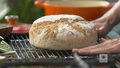 „Ewa gotuje”: Chleb z garnka z masłem czosnkowo-rzeżuchowym