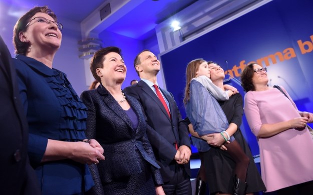 Ewa Kopacz, Hanna Gronkiewicz-Waltz i Radosław Sikorski w sztabie PO /PAP/Radek Pietruszka    /PAP