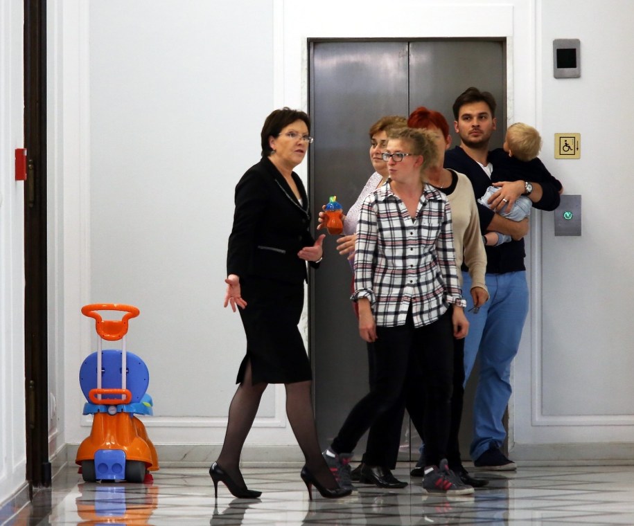 Ewa Kopacz oprowadza córkę po Sejmie /PAP/Tomasz Gzell /PAP