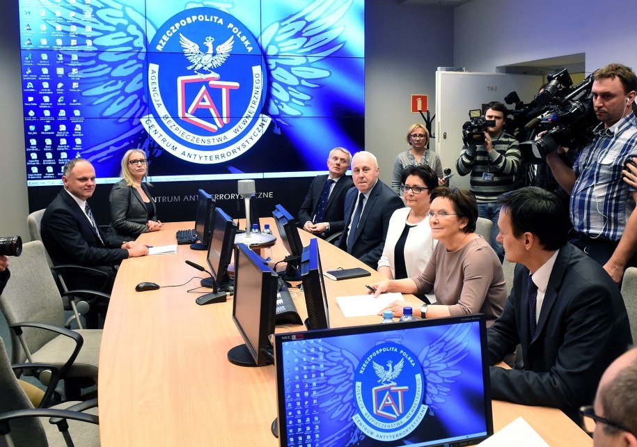 Ewa Kopacz uczestniczyła w odbieraniu raportów od ABW odpowiedzialnej za zabezpieczenie antyterrorystyczne kraju oraz od Agencji Wywiadu odnośnie zagrożenia terrorystycznego Francji i Europy /Radek Pietruszka /PAP