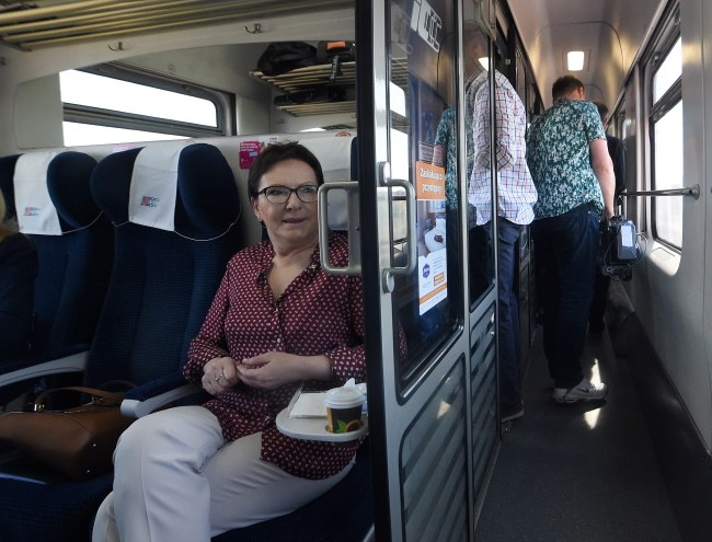 Ewa Kopacz w pociągu /PAP/Radek Pietruszka    /PAP