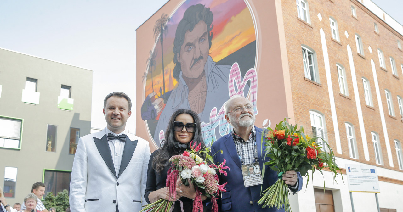 Ewa Krawczyk, Andrzej Kosmala, Arkadiusz Wiśniewski na odsłonięciu muralu Krzysztofa Krawczyka /Podlewski /AKPA