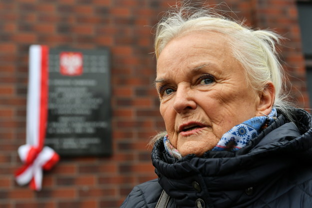 Ewa Kubasiewicz podczas odsłonięcia tablicy upamiętniającej kobiety więzione przez komunistów / 	Adam Warżawa    /PAP