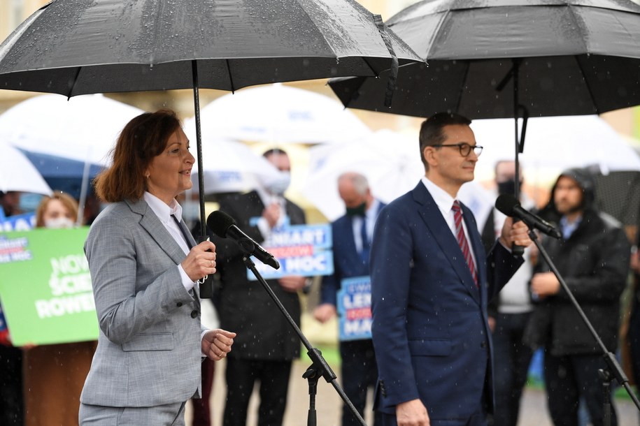 Ewa Leniart i Mateusz Morawiecki podczas konferencji prasowej na rynku w Rzeszowie /Darek Delmanowicz /PAP