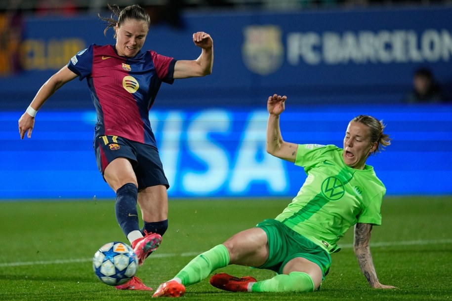 Ewa Pajor w akcji przeciwko Wolfsburgowi /ENRIC FONTCUBERTA /PAP/EPA