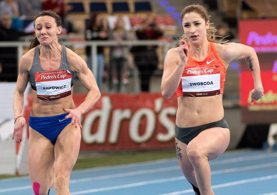 Ewa Swoboda (po prawej) i Marika Popowicz w finałowym biegu na 60 metrów podczas halowego mityngu lekkoatletycznego Pedro's Cup w Łodzi /Grzegorz Michałowski /PAP