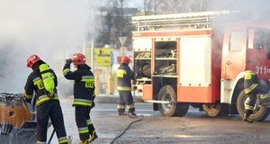 Ewakuacja bloku w Poznaniu. Dwóch strażaków ucierpiało w walce z żywiołem