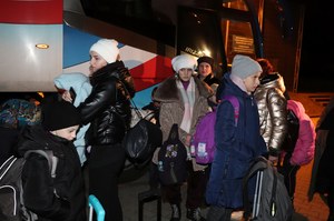 Ewakuacja dzieci z Ukrainy. "Wychowawcy opuścili domy dziecka. O pomoc proszą też rodzice idący na front" 