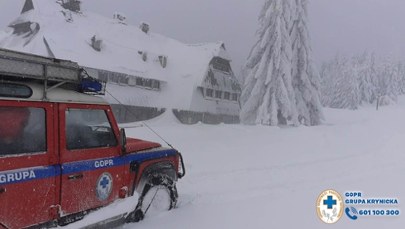 Ewakuacja dzieci ze schroniska w Beskidzie Sądeckim