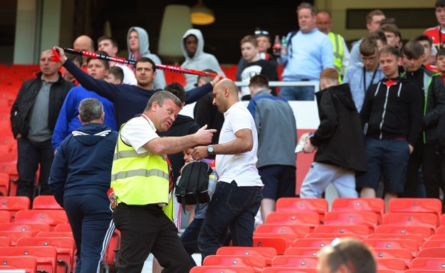 Ewakuacja kibiców z dwóch trybun Old Trafford /PETER POWELL   /PAP/EPA