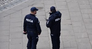 ​Ewakuacja komendy policji w Iławie. Kobieta przyniosła tajemniczą paczkę