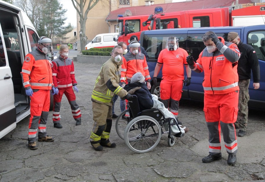 Ewakuacja mieszkańców Barczewa. W okolicy znaleziono niewybuch /Tomasz Waszczuk /PAP